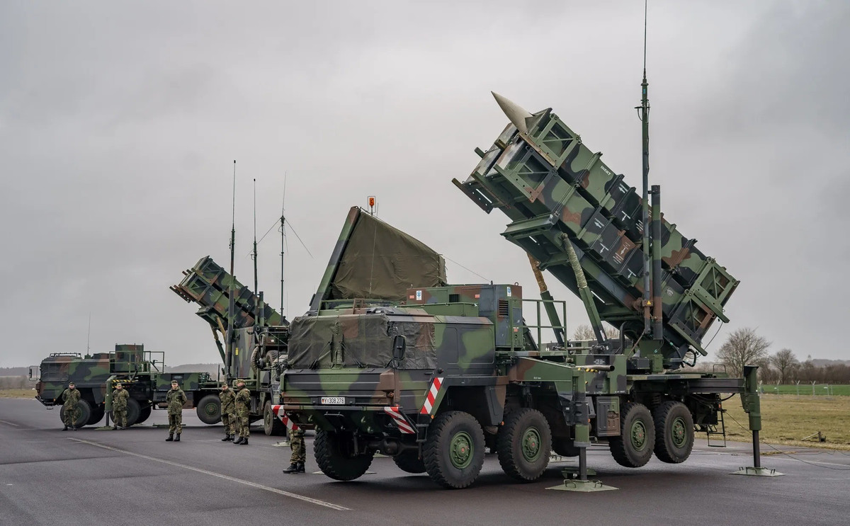 Patriot ra đời trong thời kỳ Chiến tranh Lạnh, chủ yếu để bảo vệ lực lượng NATO khỏi máy bay và tên lửa tầm ngắn. Tuy nhiên, vùng hỏa lực hẹp và thời gian triển khai tới 25 phút khiến nó kém hiệu quả trong tình huống chiến sự diễn biến nhanh.