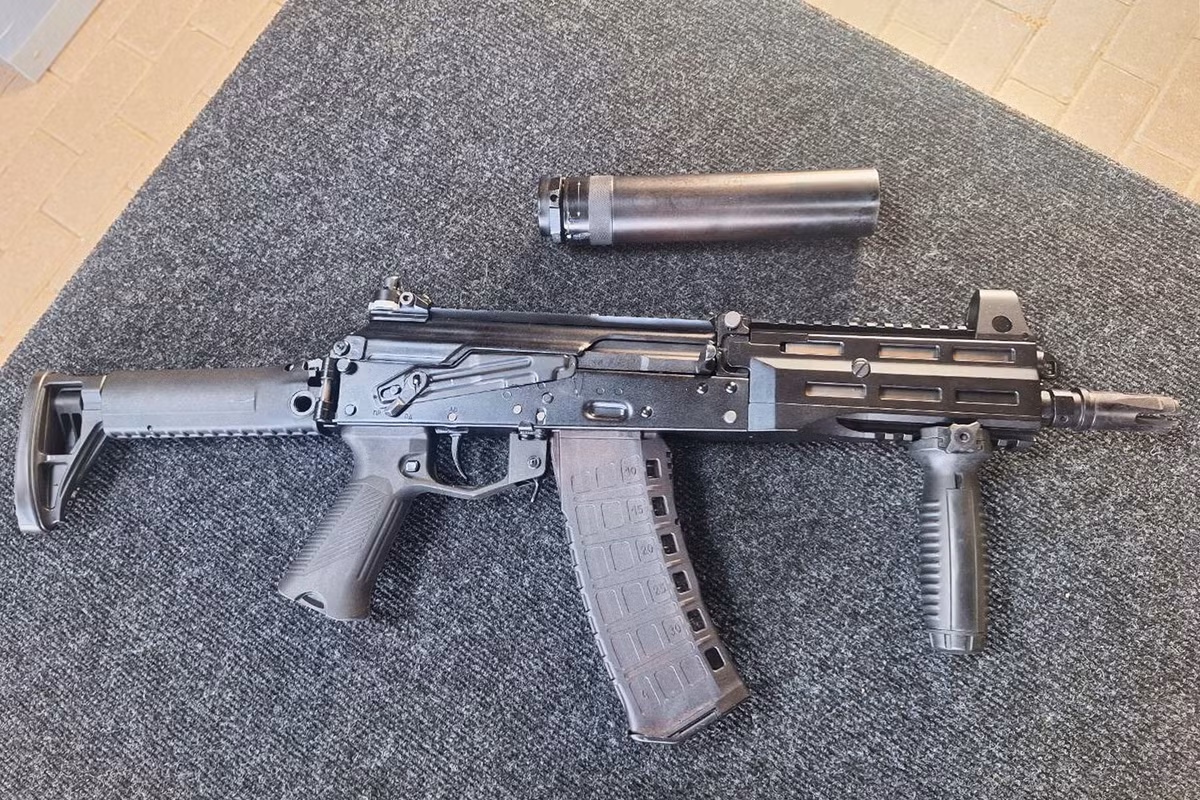 Về phần AK-12SK - súng là phiên bản thu gọn của AK-12, nhỏ hơn và nhẹ hơn. Chiều dài của súng 750 mm và 500 mm khi gấp báng. Trọng lượng của súng là 3,2 kg chưa bao gồm hộp tiếp đạn.