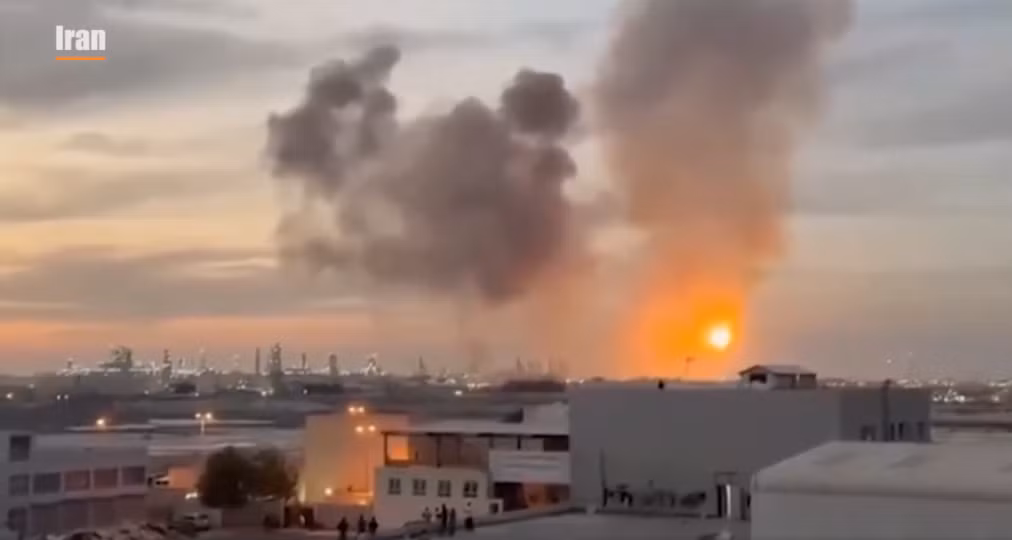 Nhưng hiện tại, Iran đang nhắm đến các mục tiêu khác cho Khorramshahr-4. Một trong những tên lửa đã bắn trúng một nhà máy lọc dầu ở Bahrain, khu phức hợp này bao gồm cả kho nhiên liệu chính của căn cứ Hạm đội 5 Hải quân Mỹ ở Manama. Một đám cháy lớn đang diễn ra ở đó, có thể khiến quân đội Mỹ, thiếu nhiên liệu trong ít nhất vài ngày tới.