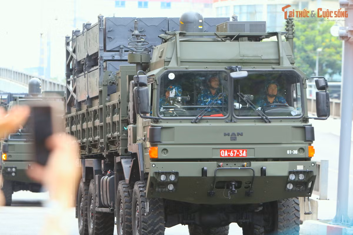 Từ quảng trường Ba Đình các tổ hợp xe bánh lốp bao gồm cả tổ hợp tên lửa phòng không Spyder di chuyển dọc theo tuyến đường Giảng Võ để về đường đua F1