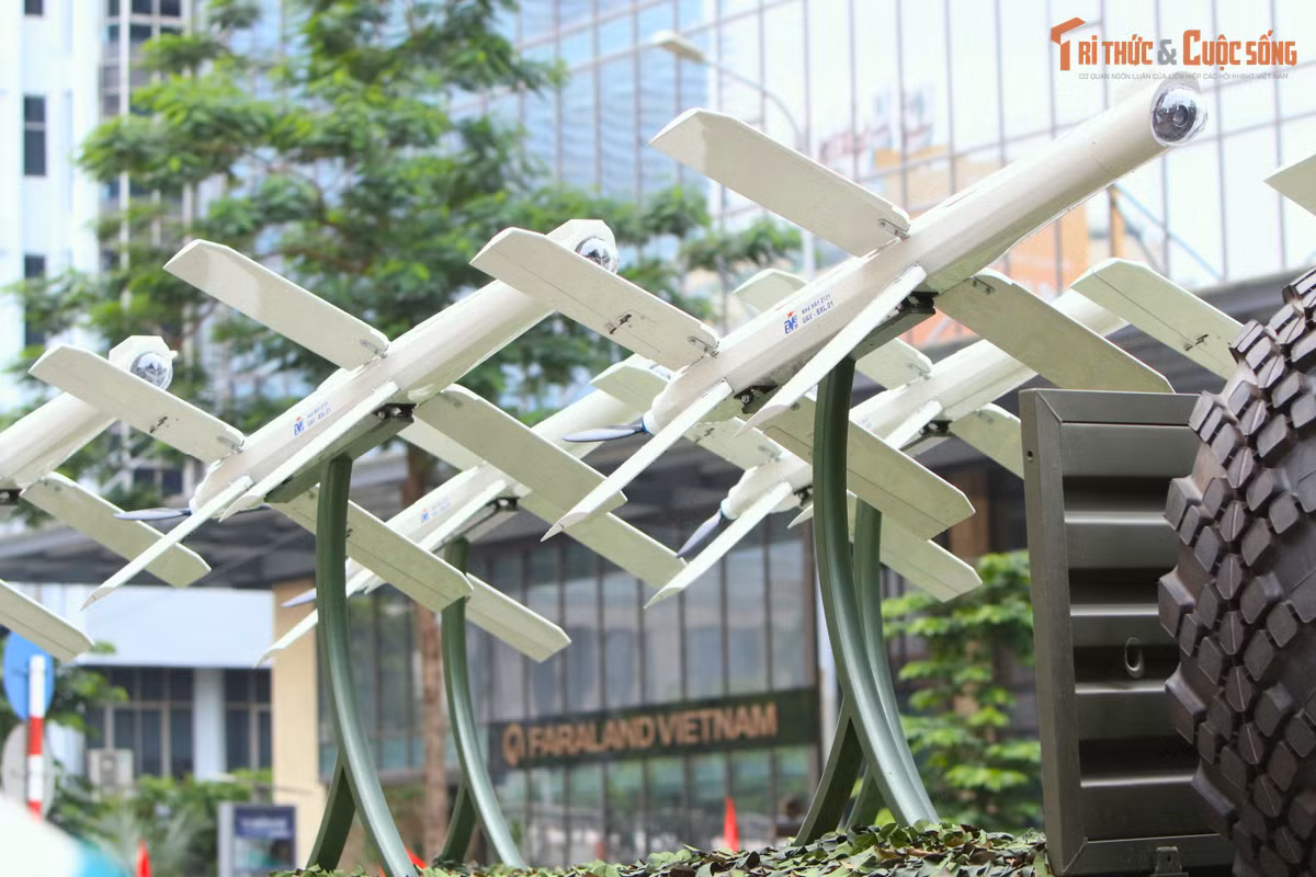 Đây là lần hiếm hoi người dân được chứng kiến trực tiếp những khí tài công nghệ cao do Việt Nam tự nghiên cứu và sản xuất.