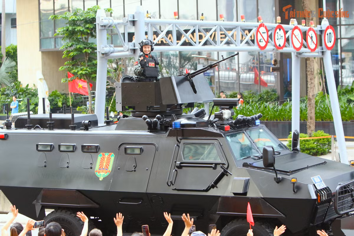 Các loại xe đặc chủng trang bị cho Cảnh sát đặc nhiệm, có tính cơ động, chiến đấu cao, có khả năng vượt chướng ngại vật và di chuyển nơi ngập nước sâu.