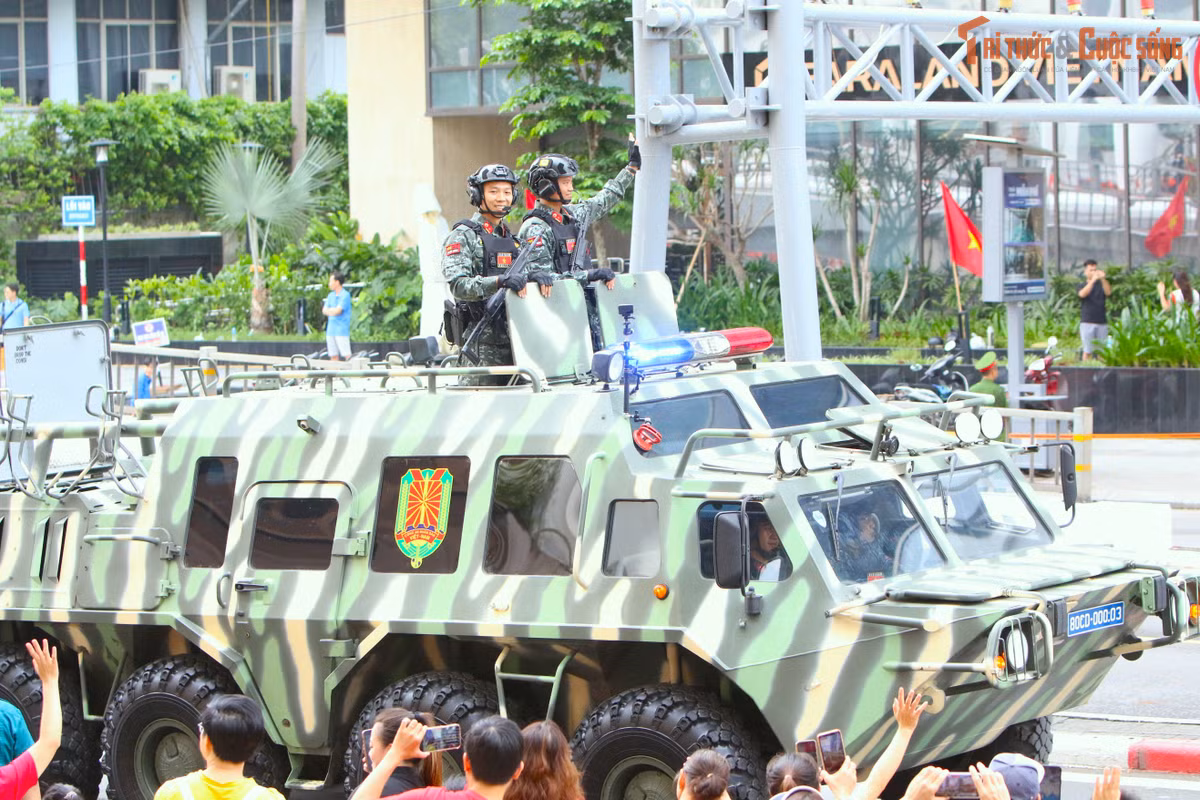 Khối xe đặc chủng tác chiến dưới nước của lực lượng Cảnh sát cơ động. Đây là loại xe thuộc chủng loại bán quân sự, được cấu tạo từ thép đặc chủng, có tính cơ động cao, hoạt động trên mọi địa hình.