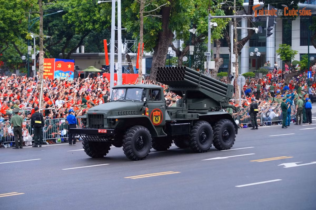 Pháo phản lực BM-21, đây là tổ hợp pháo phòng loạt hiện đại nhất có trong biên chế Bộ Tư lệnh Pháo binh - Tên lửa.