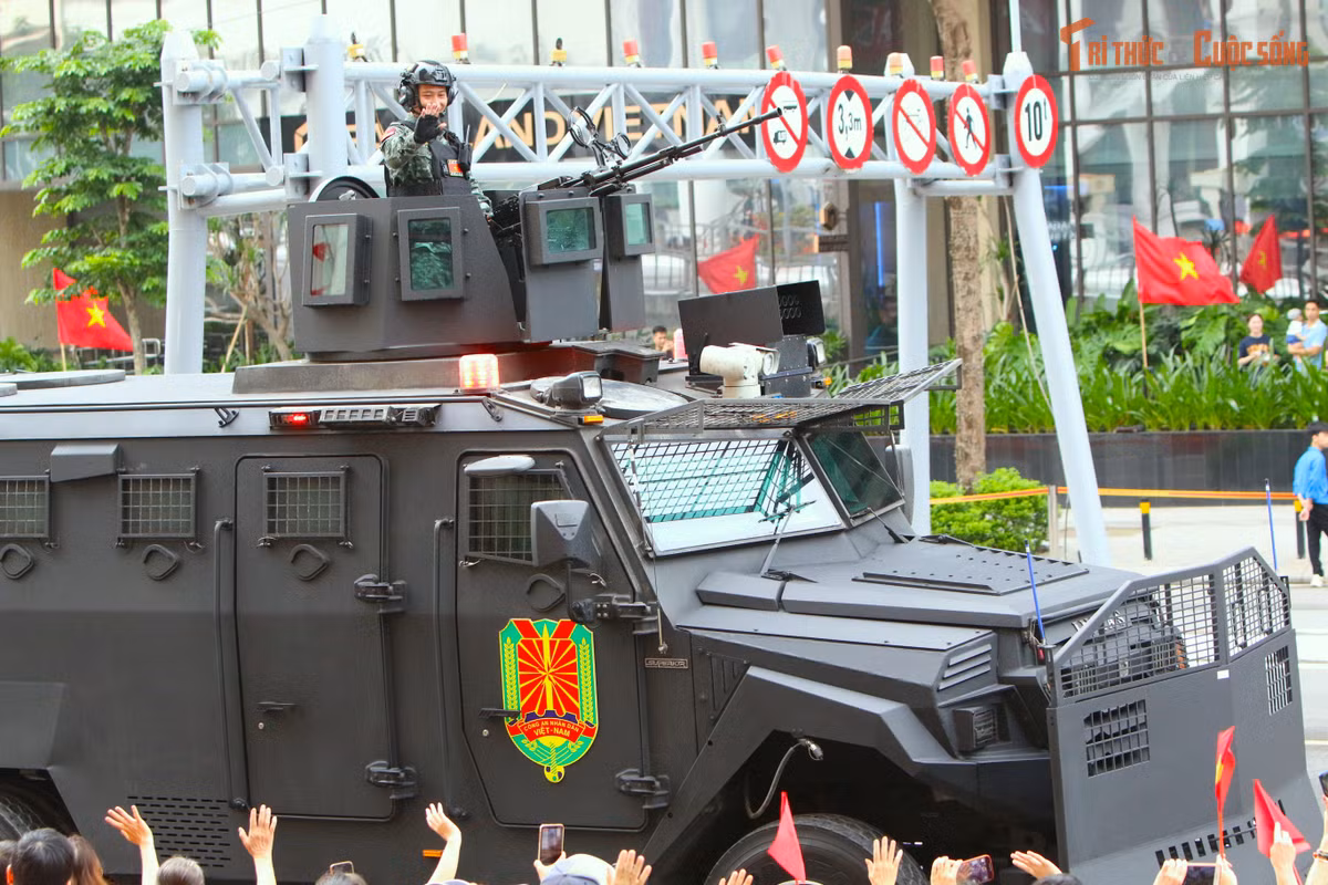 Thân và kính xe có thể chống được nhiều loại đạn, gầm xe vẫn an toàn khi gặp phải các loại mìn, bánh xe có thể tiếp tục di chuyển khi bị bắn thủng hoặc gặp sự cố trong thực hiện nhiệm vụ.