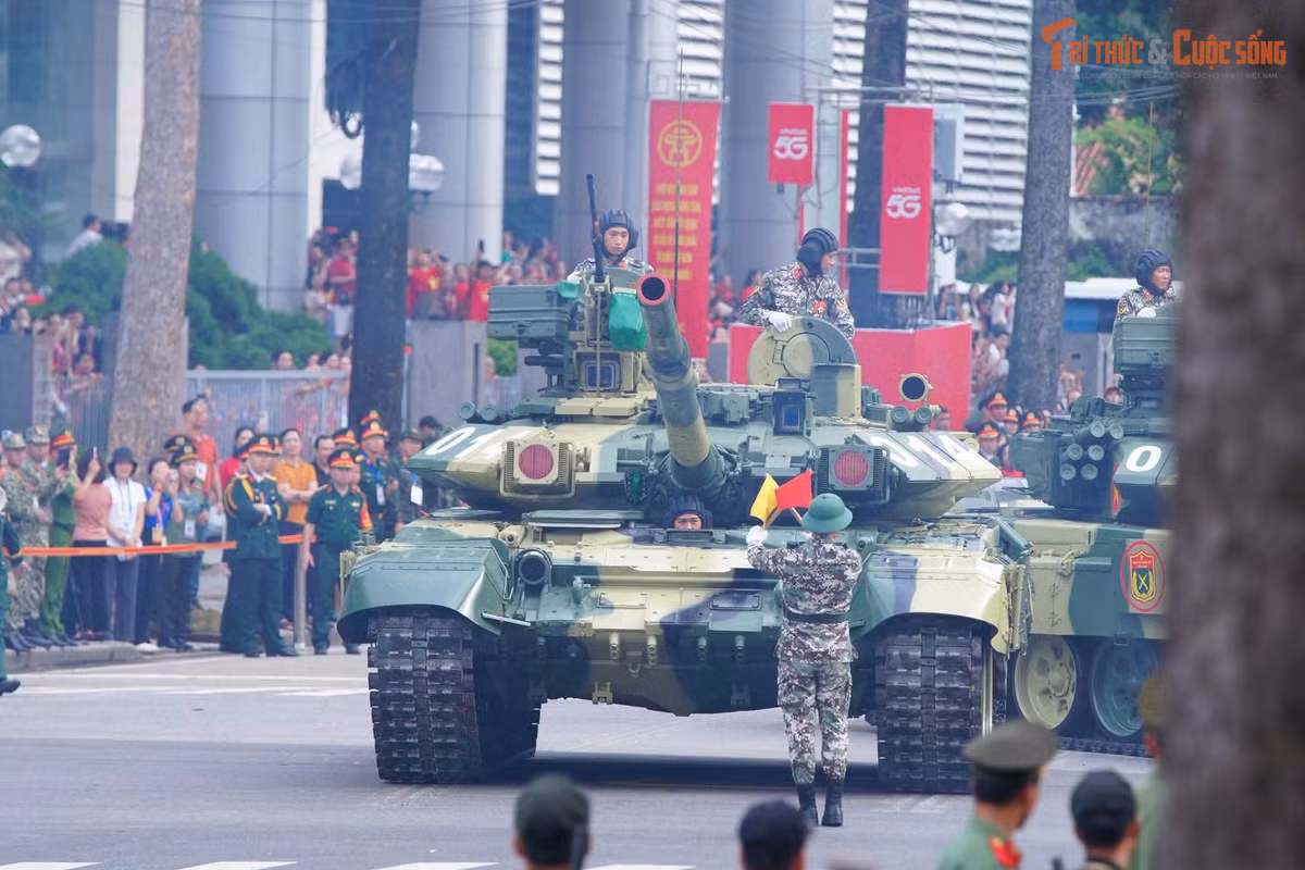 Theo lộ trình, sau khi rời lễ đài, các khối xe bánh xích di chuyển theo tuyến Trần Phú - Điện Biên Phủ - Nguyễn Tri Phương để trở về vị trí tập kết tại Sở Chỉ huy Bộ Quốc phòng.