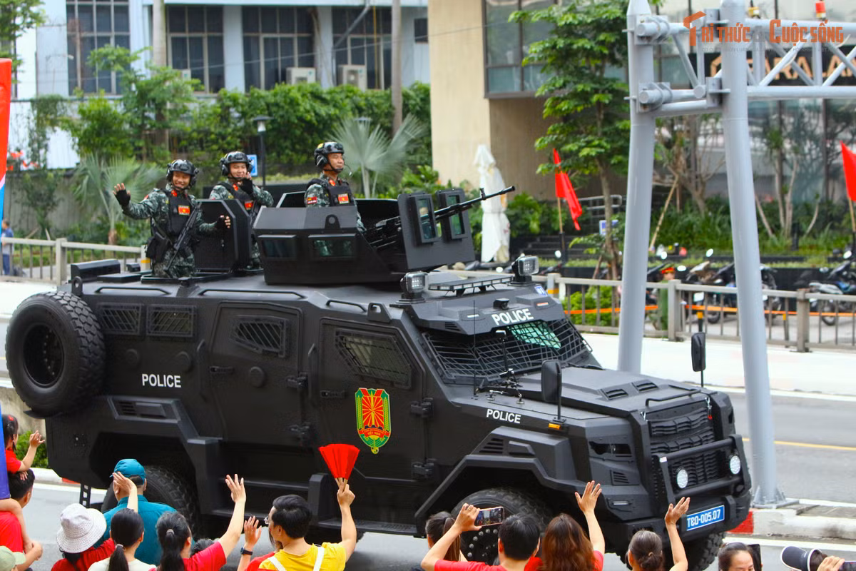 Phương tiện đặc chủng chiến đấu chống khủng bố của lực lượng cảnh sát đặc nhiệm tham gia tổng hợp luyện.