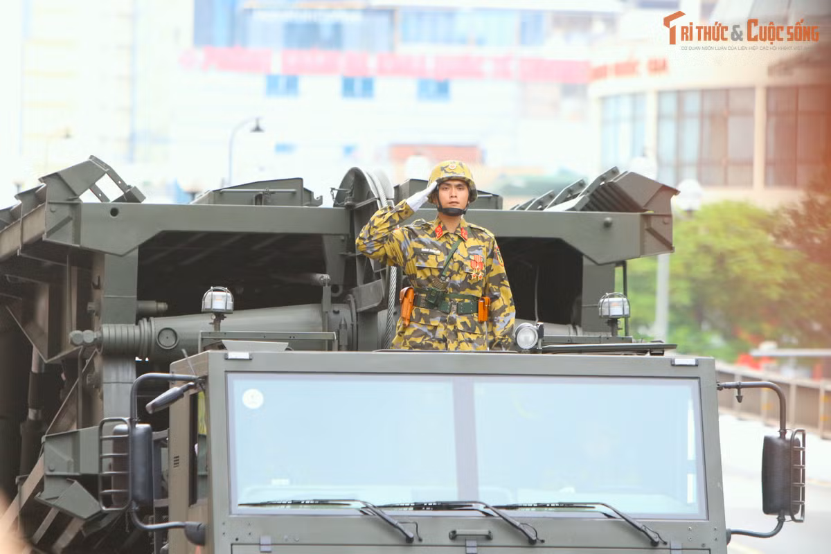 Tổ hợp cầu phà tự hành của Binh chủng Công binh tham gia tổng hợp luyện.