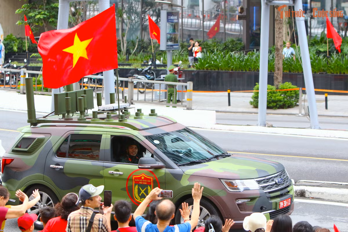 Tiếp đến là các xe chỉ huy, trinh sát và tác chiến điện tử.