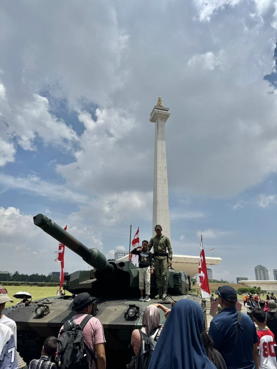 Trẻ em chụp ảnh kỷ niệm trên xe tăng.