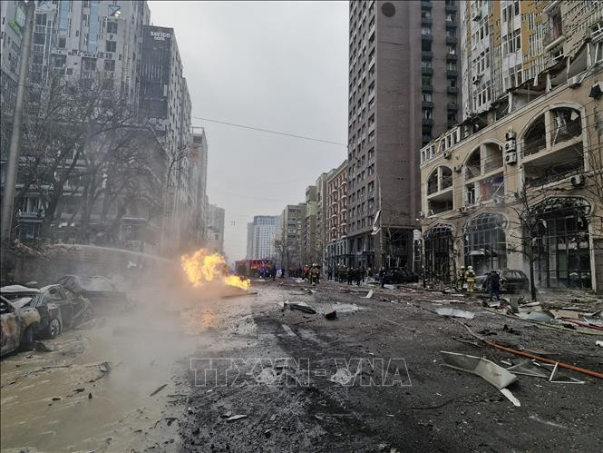 Khói lửa bốc lên sau vụ tấn công bằng tên lửa và thiết bị bay không người lái nhằm vào thành phố Kiev, Ukraine ngày 20/12/2024. Ảnh: THX/TTXVN