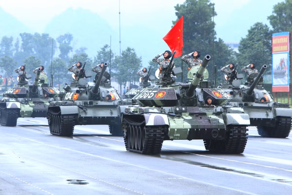 Sau các khối đi bộ, các đoàn xe quân sự, công an lần lượt tiến qua lễ đài.