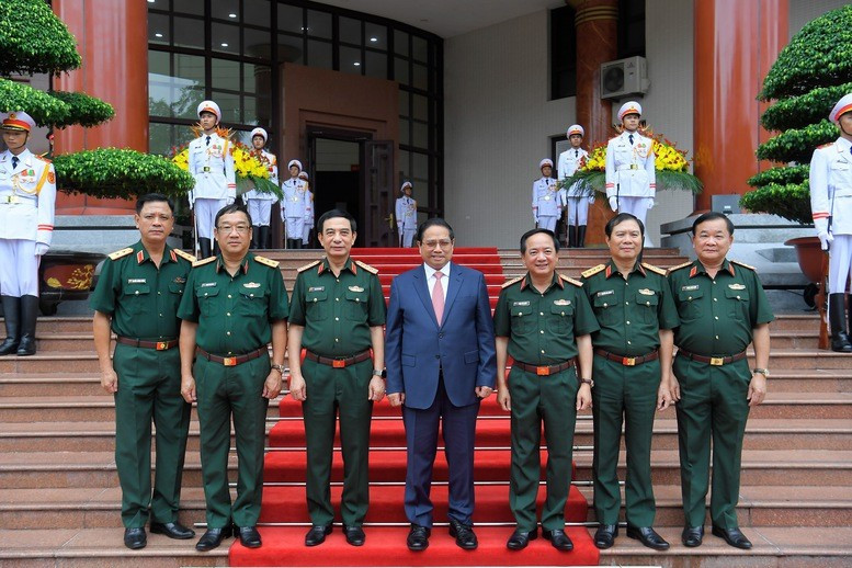 Thủ tướng và các đồng chí lãnh đạo Bộ Quốc phòng. Ảnh: VGP/Nhật Bắc