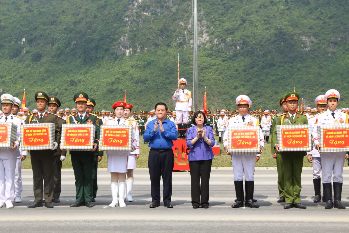 Trưởng ban Tuyên giáo và Dân vận Trung ương Nguyễn Trọng Nghĩa cùng Bí thư Thành ủy Hà Nội Bùi Thị Minh Hoài tặng quà các chiến sĩ tham gia tổng hợp luyện.