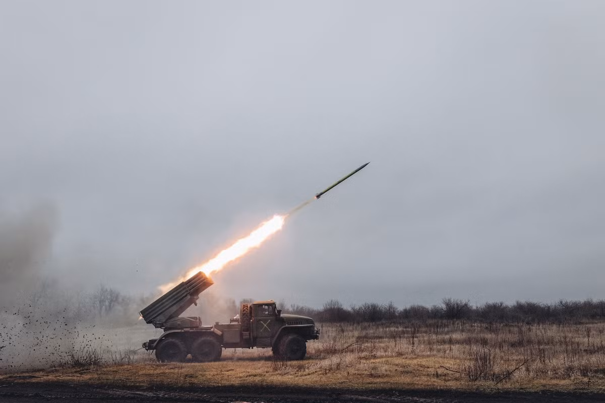 Bộ Quốc phòng Nga cho biết, các đơn vị của RFAF đang sử dụng hiệu quả pháo phản lực phóng loạt Grad ở khu vực mặt trận này. Ngày hôm nay, các khẩu đội pháo phản lực phóng loạt của Sư đoàn dù 98, đã tiêu diệt một nhóm lớn bộ binh AFU.