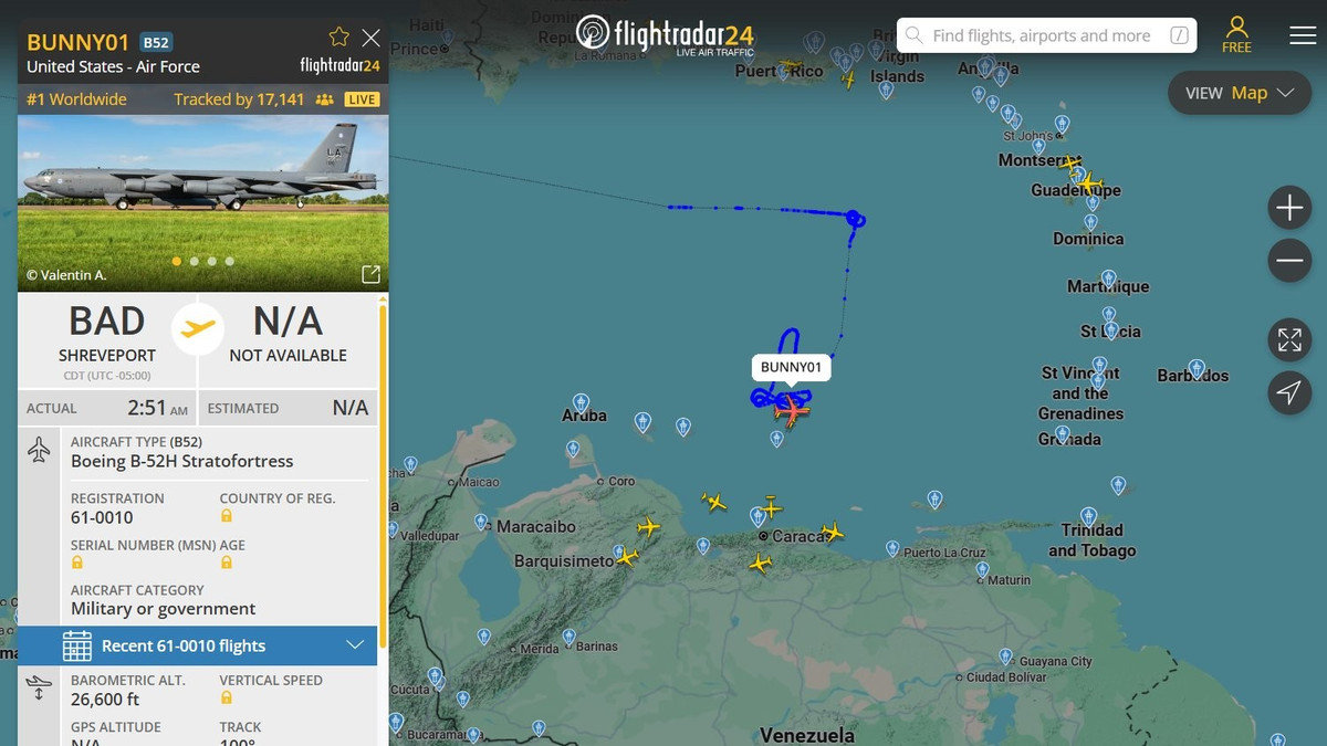 Sáng ngày 15/10/2025, bầu trời vùng Caribe bất ngờ “nóng lên” khi ba máy bay ném bom chiến lược B-52 Stratofortress của Không quân Mỹ xuất hiện, di chuyển giữa Bán đảo Yucatán (Mexico) và Cuba.