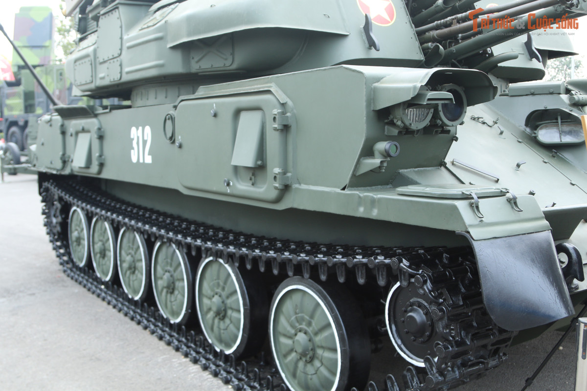 Tổ hợp này có thể di chuyển 50 km/giờ trên đường nhựa, 30 km/giờ trên đường đất. Thời gian chuyển từ hành quân sang chiến đấu 5 phút khi sử dụng camera ánh sáng ngày, 8 phút khi sử dụng camera ảnh nhiệt.