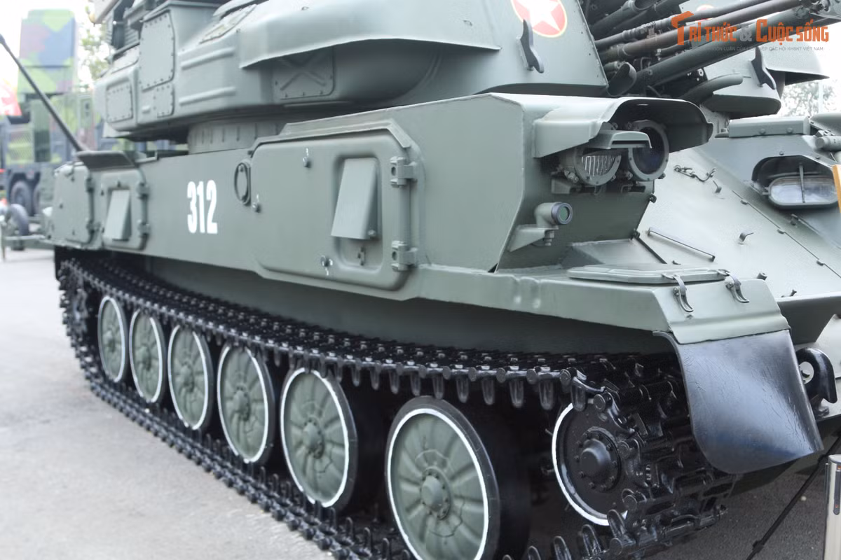 Tổ hợp này có thể di chuyển 50 km/giờ trên đường nhựa, 30 km/giờ trên đường đất. Thời gian chuyển từ hành quân sang chiến đấu 5 phút khi sử dụng camera ánh sáng ngày, 8 phút khi sử dụng camera ảnh nhiệt.