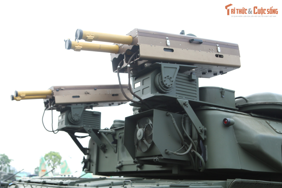 Ngoài khối quang điện tử, tổ hợp ZSU23-4 còn được trang bị thêm 4 tên lửa phòng không đất đối không để nâng cao khả năng tiêu diệt mục tiêu, tầm bắn tên lửa khoảng 5,5 km. Việc sử dụng khí tài quang điện tử cũng sẽ giúp xe chống được tác chiến điện tử, chống nhiễu của đối phương và tiêu diệt các loại UAV, mục tiêu tầm gần hiệu quả.