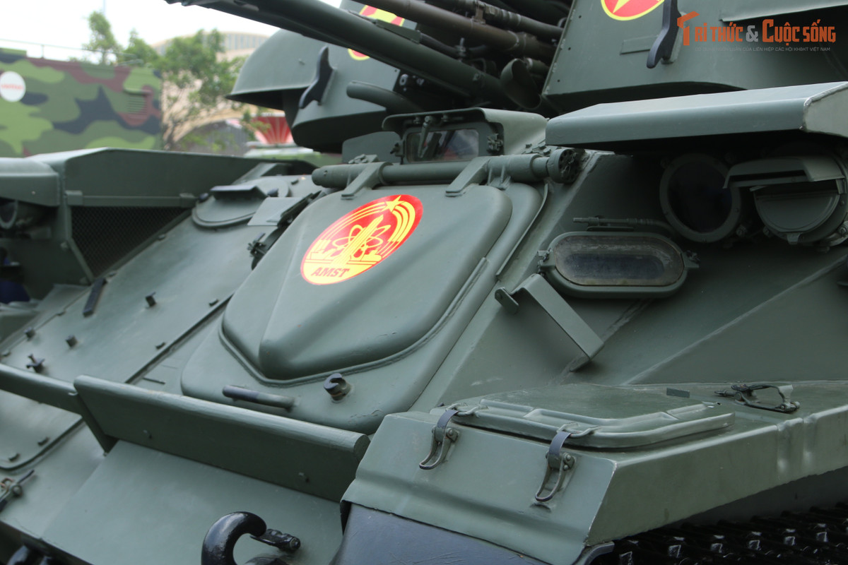 Về kíp chiến đấu ZSU23-4 có 4 người, có thể đứng tại chỗ bắn; dừng ngắn bắn; bắn trong khi hành tiến với tốc độ 15 km/giờ trên đường đất, 20 km/giờ tại đường nhựa.