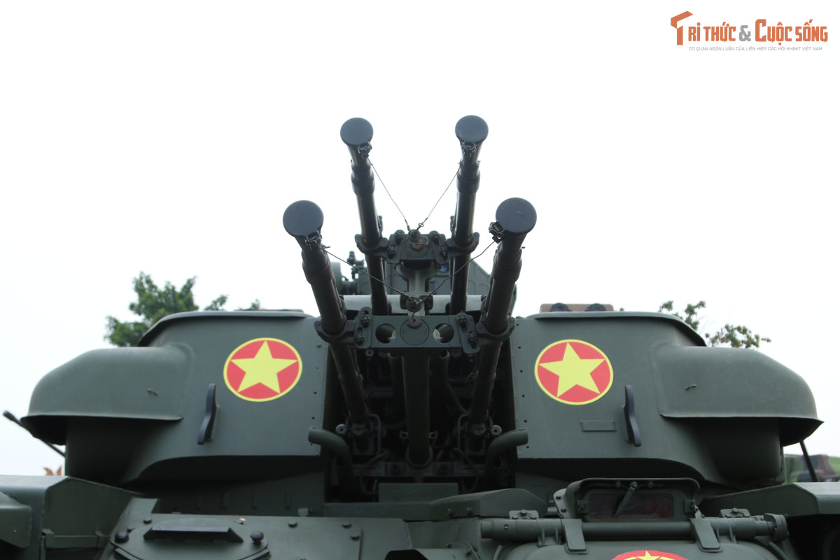 Còn vũ khí chính của ZSU23-4 vẫn là tổ hợp 4 pháo tự động 23 mm 2A7, cự ly tiêu diệt mục tiêu trên không từ 200 - 2.500 m; độ cao mục tiêu khoảng 50 - 1.500 m; cự ly tiêu diệt mục tiêu trên mặt đất, mặt nước tối đa 2.000 m. Cơ số đạn mang theo 2.000 viên.