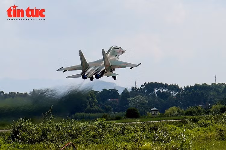 Lần đầu tiên Không quân Việt Nam triển khai kế hoạch bay biểu diễn với đội hình biên đội 5 chiếc Su-30MK2, thử thách này đòi hỏi sự hiệp đồng chính xác giữa các phi công.