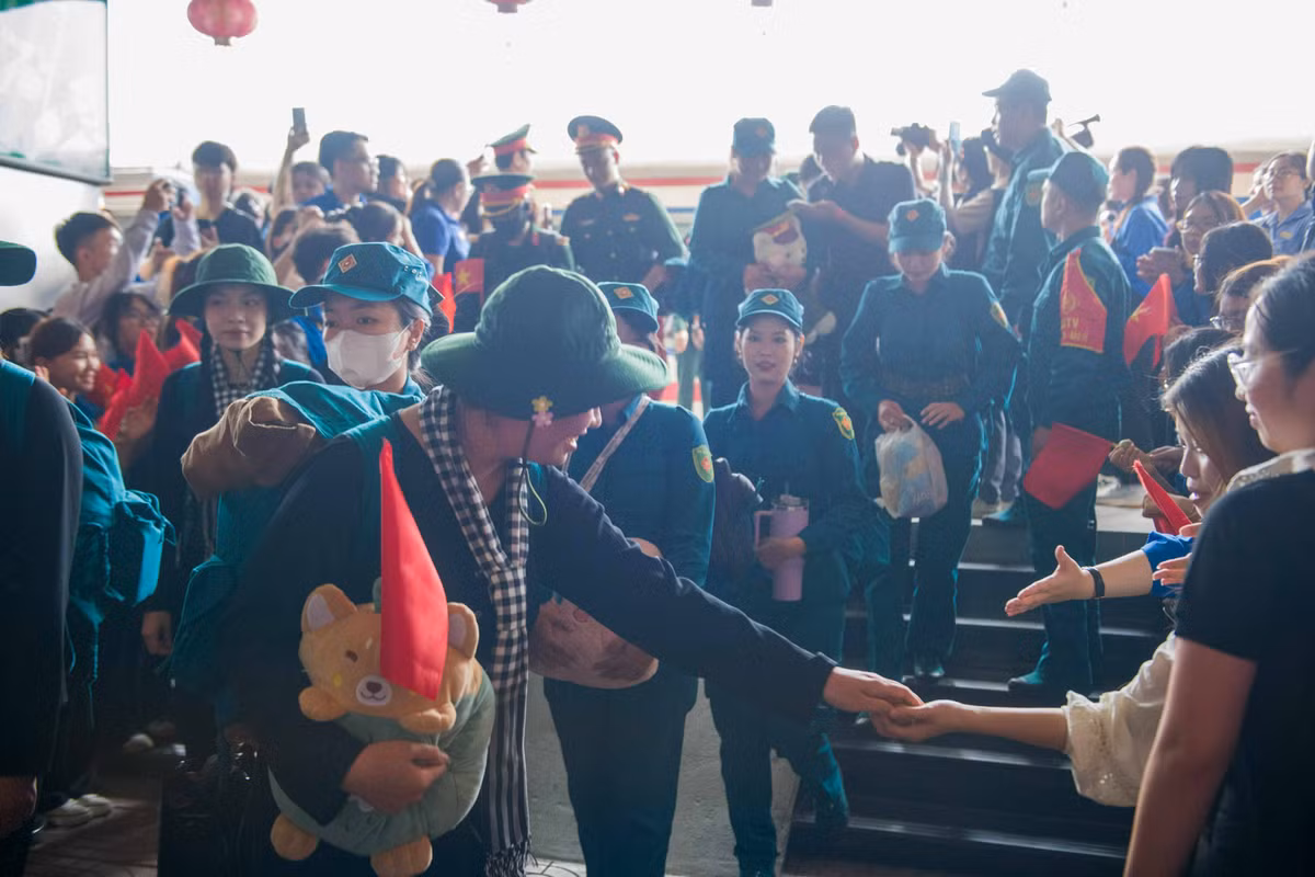 Các chiến sĩ tham gia diễu binh khi đến ga Hà Nội được nhân dân Thủ đô nồng nhiệt chào đón. Ảnh: Đình Vĩnh