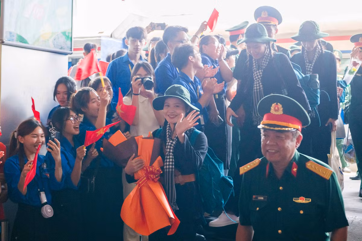 Trước đó, Cục Xe máy Vận tải bố trí 114 ôtô đón cán bộ chiến sĩ về các điểm tập trung theo quy định. Thiếu tướng Nguyễn Quế Lâm, Cục trưởng Xe máy Vận tải cho biết, đã hiệp đồng với Đường sắt Việt Nam đón các đoàn ra Hà Nội an toàn. Ảnh: Đình Vĩnh