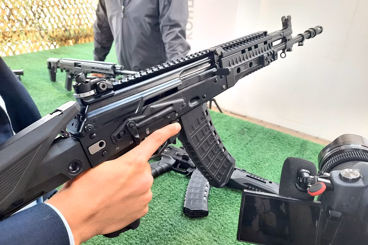 Với phiên bản AK-12K, chúng sử dụng cỡ đạn 5,45 mm dựa trên những góp ý từ lực lượng đổ bộ đường không Nga. Nòng súng ngắn hơn, giúp dễ sử dụng trong không gian chật hẹp - ví dụ như trên xe bọc thép hoặc tác chiến trong đô thị.