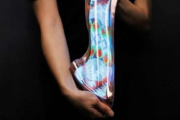 LG Display giới thiệu màn hình co giãn đầu tiên có thể mở rộng từ 12 lên 18 inch. (Ảnh: designboom)