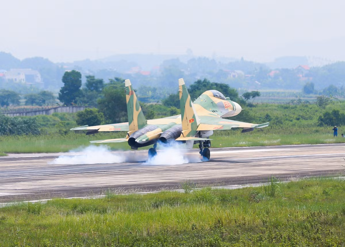 Sau mỗi chuyến bay luyện tập, các máy bay sẽ lần lượt hạ cánh quay lại nhà chứa để kiểm tra và bảo dưỡng chuẩn bị cho những buổi huấn luyện tiếp theo. Nhiệm vụ bay A80 lần này được đánh giá là có quy mô lớn và mức độ phức tạp nhất từ trước đến nay. Ảnh: Thiên Anh.