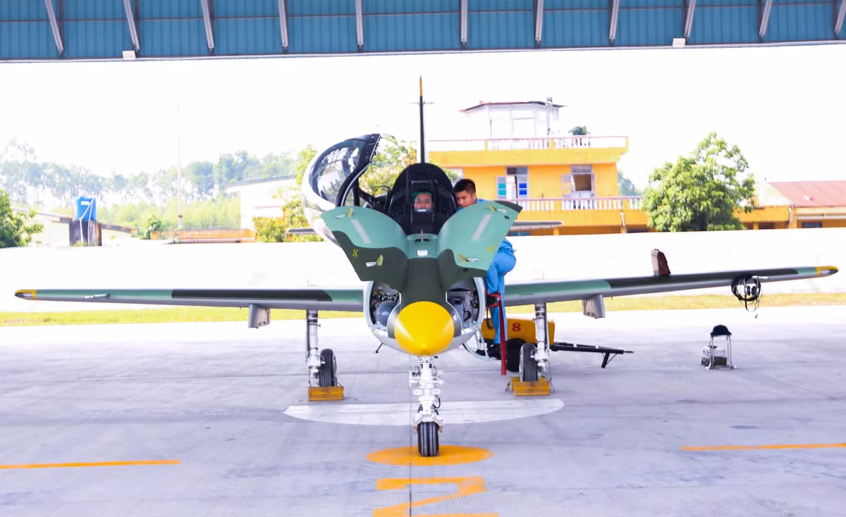 Theo kế hoạch dự kiến, trong nhiệm vụ A80 sẽ có 9 tốp bay với 30 máy bay gồm trực thăng, C295, C212i, Yak-130, L-39NG, Su-30MK2 thực hiện bài bay biểu diễn chào mừng. Các máy bay này sẽ sử dụng 3 sân bay để cất, hạ cánh gồm Hòa Lạc, Gia Lâm (Hà Nội) và Kép (Bắc Ninh). Ảnh: Thiên Anh.