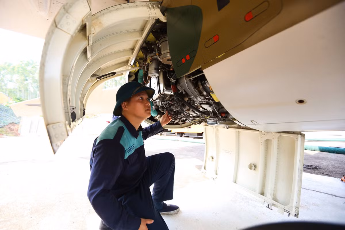 Ngay từ sáng sớm không khí tập luyện của các phi công, kỹ thuật viên và những người lính hậu cần diễn ra khẩn trương chưa từng thấy, đáp ứng cao nhất yêu cầu về độ an toàn, tính chính xác và nghệ thuật khi các biên đội máy bay của Quân chủng Phòng không - Không quân bay qua lễ đài trên Quảng trường Ba Đình vào ngày 2/9. Ảnh: Thiên Anh.