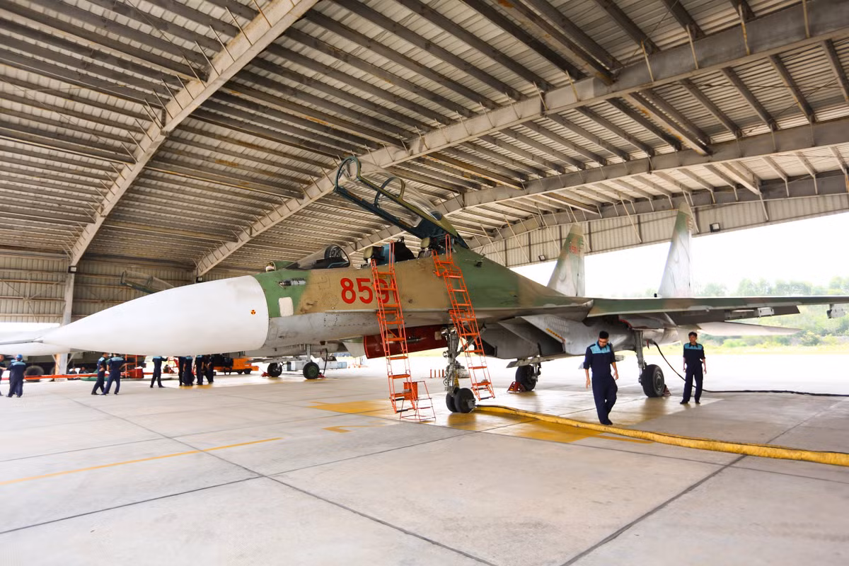 Để thực hiện bay đội hình lớn hơn trong điều kiện thời tiết, không phận đặc thù của TP Hà Nội cần sự phối hợp hết sức chặt chẽ của các lực lượng cả trên không và dưới mặt đất. Ảnh: Thiên Anh.