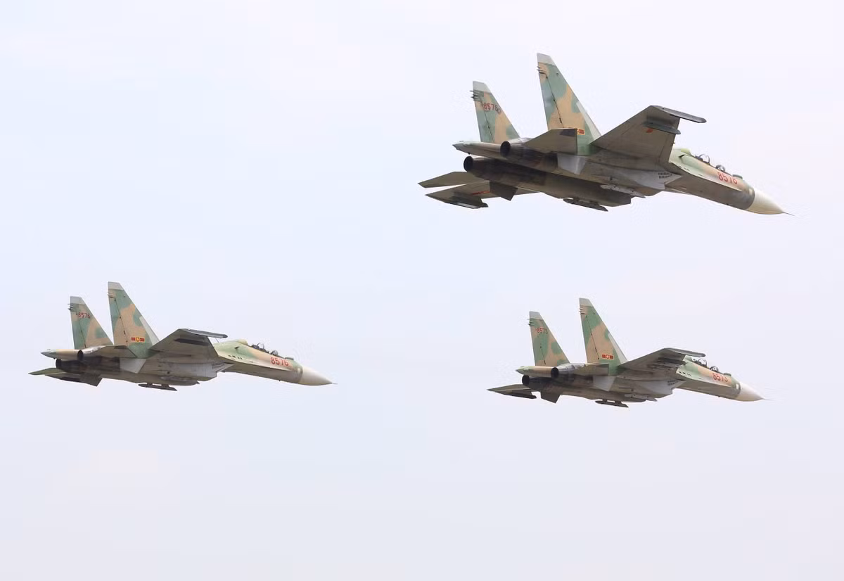 Đội hình bay được giữ ở cự ly chính xác tuyệt đối, thể hiện kỹ thuật và bản lĩnh của các phi công quân sự Việt Nam. Ảnh: Thiên Anh.