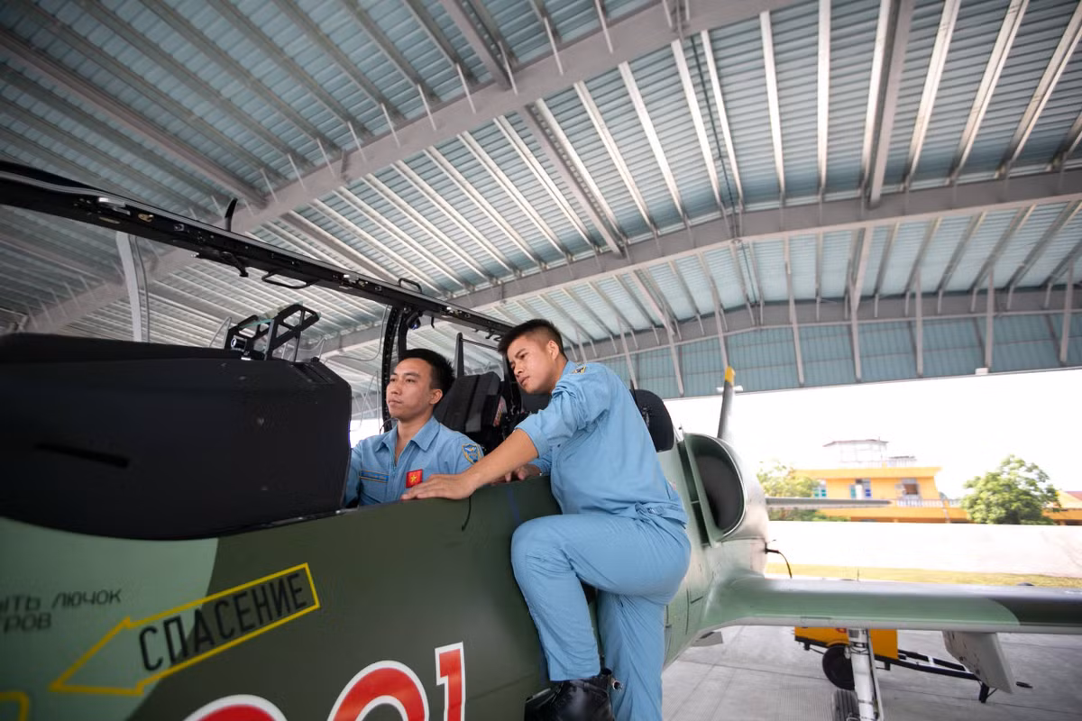 Bay biểu diễn đòi hỏi mỗi máy bay phải giữ được đúng cự ly tốc độ ở độ cao thấp, do đó các phi công sẽ cần thao tác chính xác trong suốt hành trình để vừa đảm bảo an toàn vừa tạo ra những màn trình diễn đẹp mắt. Ảnh: Thiên Anh.