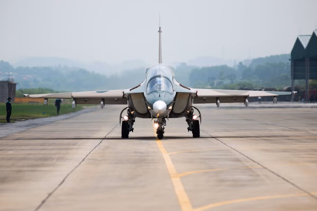 Mỗi chiếc Yak-130 có phi hành hành đoàn 2 người. Đây là loại máy bay huấn luyện siêu âm hiện đại do Nga chế tạo có thể thực hiện nhiều thao tác bay mô phỏng tương tự các chiến đấu cơ thế hệ 4 và thế hệ 5. Ảnh: Thiên Anh.