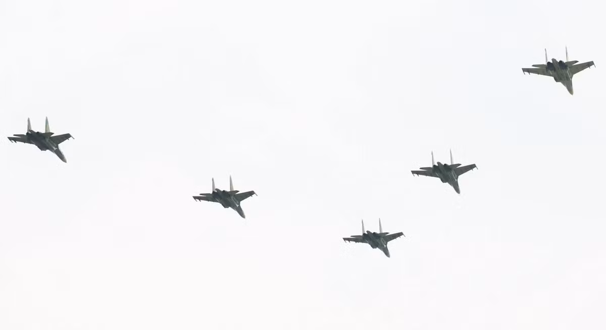 Chiếc Su-30MK2 dẫn đầu đảm nhận vai trò định hướng, bốn chiếc còn lại chia đều hai bên cánh, giữ cự ly chỉ tính bằng mét ở tốc độ hàng trăm km/giờ. Bất kỳ sai lệch nhỏ nào cũng có thể ảnh hưởng đến toàn đội hình, vì vậy các phi công phải rèn luyện khả năng quan sát, điều khiển và xử lý tình huống ở mức hoàn hảo. Ảnh: Thiên Anh.