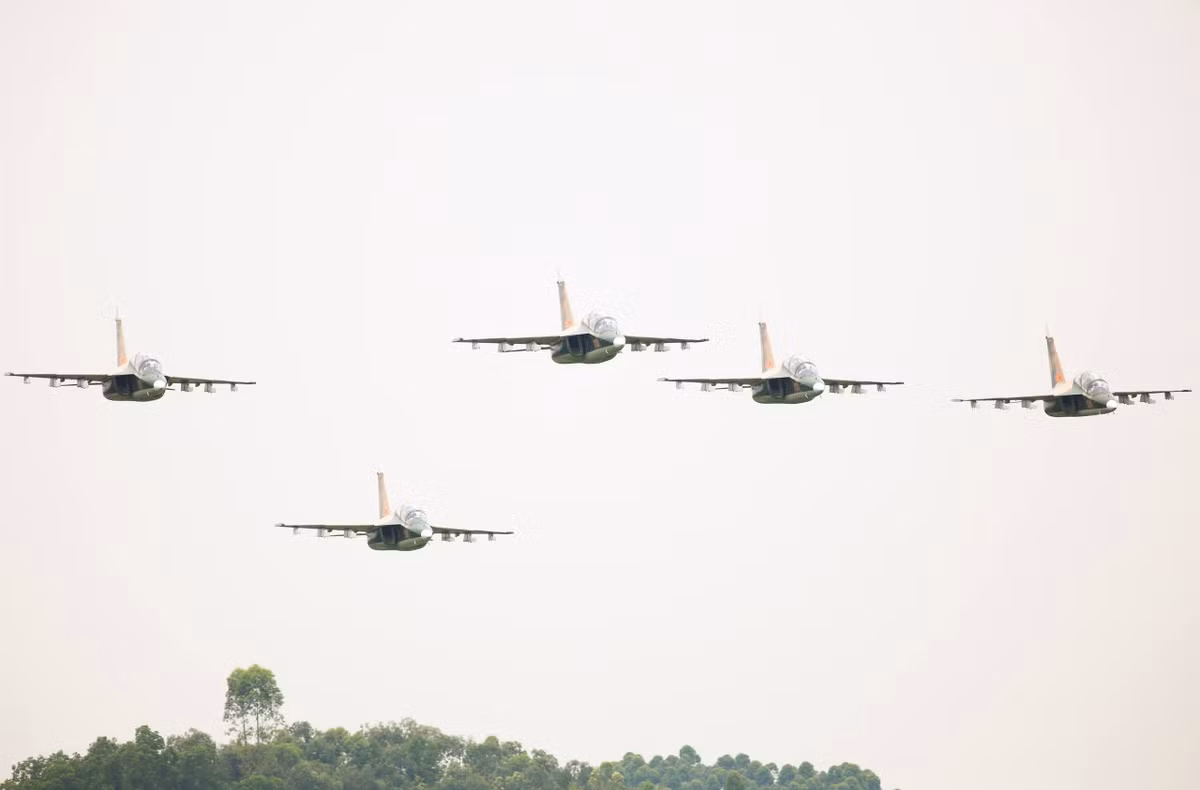 Trong ảnh nhóm máy bay Yak-130 bay luyện tập tại sân bay Kép. Ảnh: Thiên Anh.