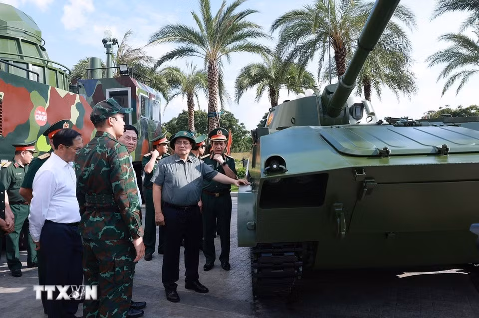Thủ tướng Phạm Minh Chính tham quan sản phẩm Công nghiệp quốc phòng. Ảnh: Dương Giang/TTXVN