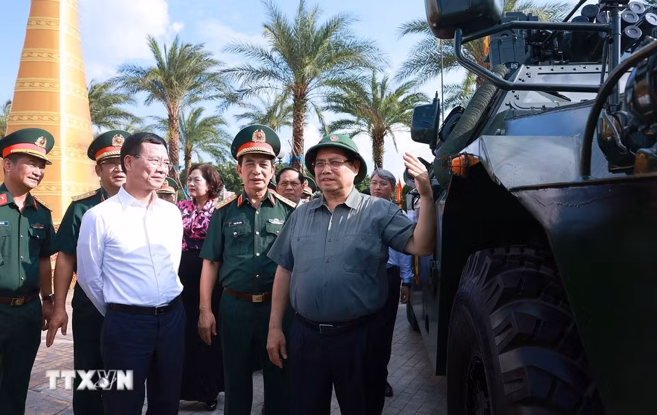 Thủ tướng Phạm Minh Chính tham quan sản phẩm Công nghiệp quốc phòng. Ảnh: Dương Giang/TTXVN