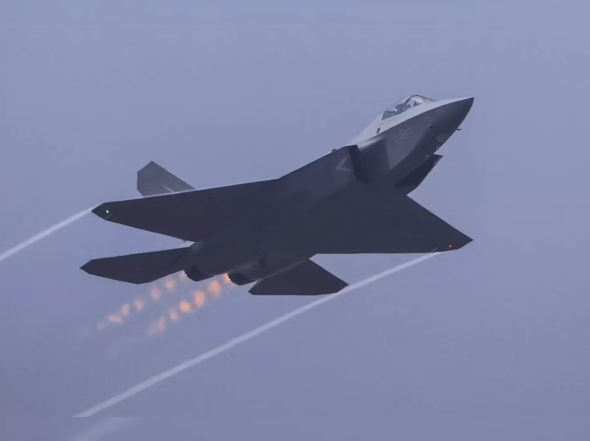 Khung máy bay của nó có kích thước gần tương đương với F-35 Lightning II của Mỹ, cho thấy khả năng đa nhiệm phù hợp với ưu thế trên không, tấn công chính xác và hoạt động trên biển. Tính năng tàng hình của J-35 có thể được tăng cường bằng vật liệu và lớp phủ hấp thụ radar, mặc dù phạm vi của công nghệ này vẫn chưa được tiết lộ. Ảnh: @Hurin92.