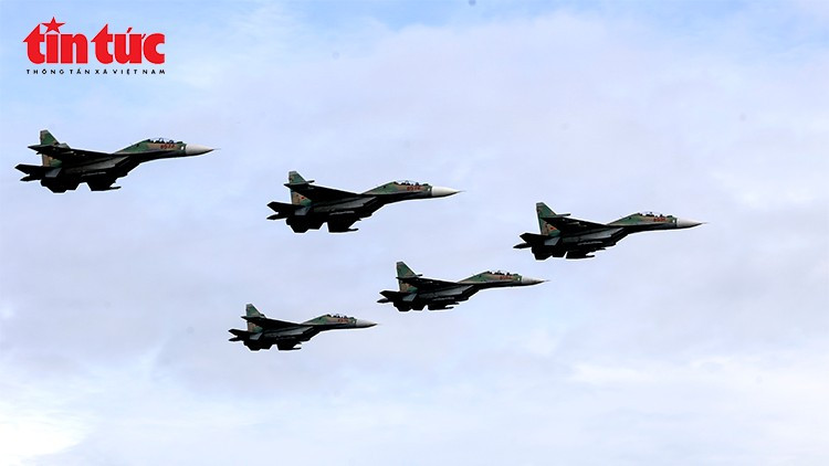 Biên đội 5 chiếc SU-30MK2 tung cánh, tạo thành đội hình mũi tên uy lực trên bầu trời Bắc Ninh.