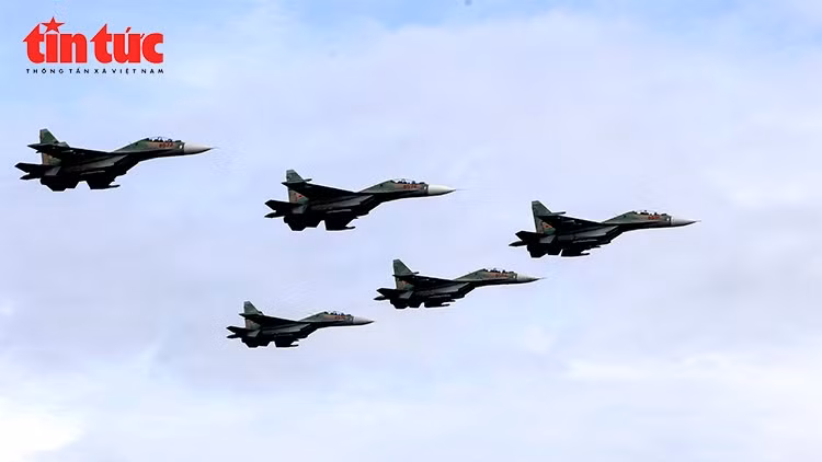 Biên đội 5 chiếc SU-30MK2 tung cánh, tạo thành đội hình mũi tên uy lực trên bầu trời Bắc Ninh.