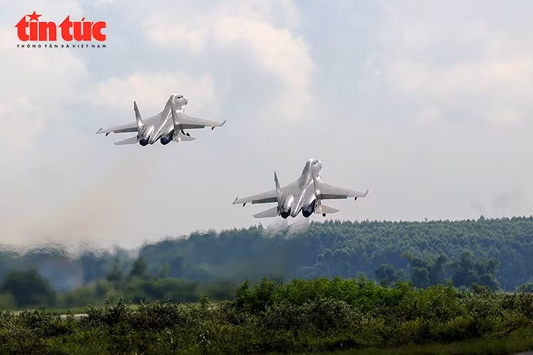 Những “cánh bay thép” SU-30MK2 kiêu hãnh trên bầu trời, góp phần làm nên khí thế hào hùng trong ngày hội lớn của đất nước.