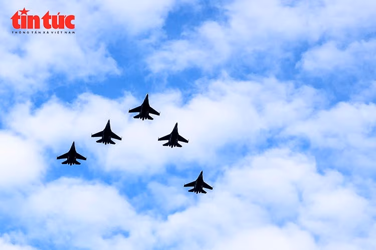 Đội hình bay được giữ ở cự ly chính xác tuyệt đối, thể hiện kỹ thuật và bản lĩnh của các phi công Việt Nam.