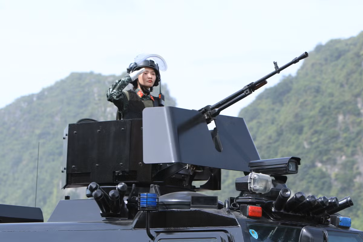 Trong ảnh một xe bọc thép đặc chủng của Cảnh sát đặc nhiệm với tháp pháo trang bị vũ khí hỏa lực mạnh, tích hợp thiết bị quan sát hiện đại.