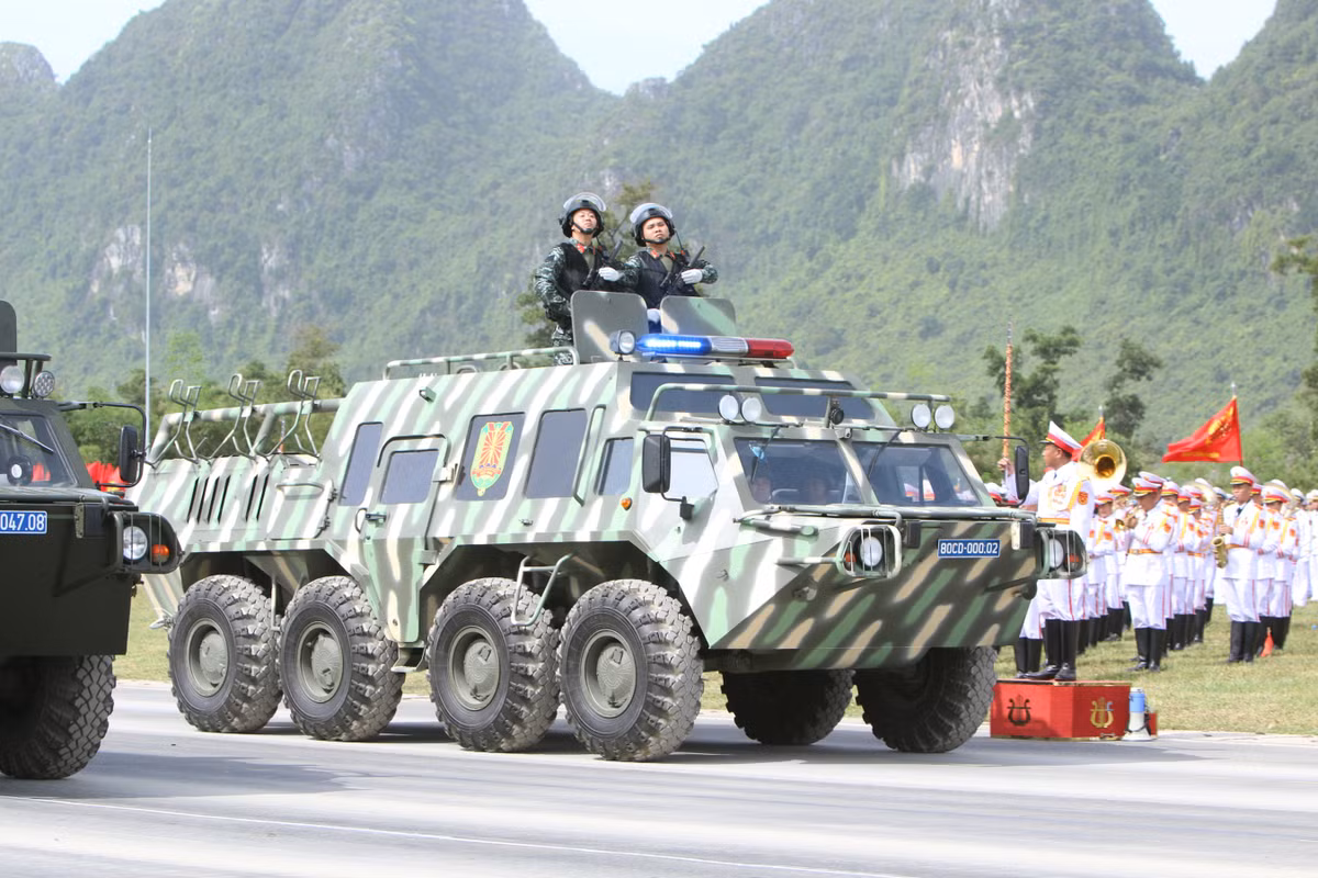 Xe đặc chủng tác chiến dưới nước của lực lượng Cảnh sát cơ động, đây là loại xe thuộc chủng loại bán quân sự, được cấu tạo từ thép đặc chủng, có tính cơ động cao, hoạt động trên mọi địa hình.