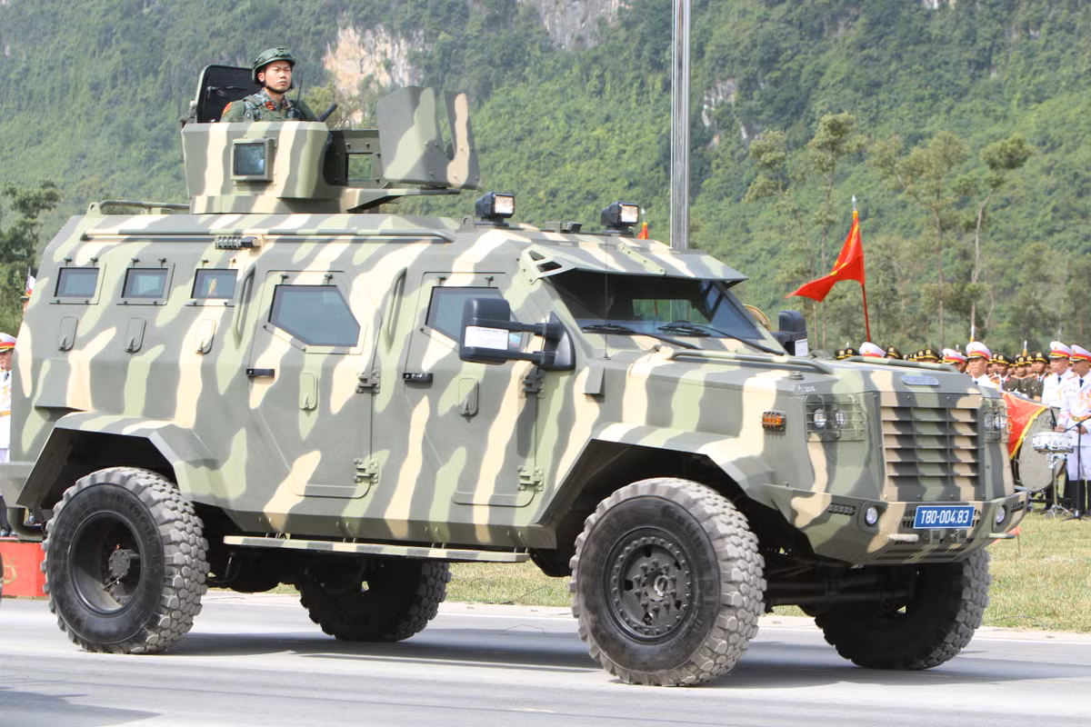 Đối với xe đặc chủng bọc thép chống đạn được trang bị cho Cảnh sát đặc nhiệm, có tính cơ động, chiến đấu cao, có khả năng vượt chướng ngại vật và di chuyển nơi ngập nước sâu.