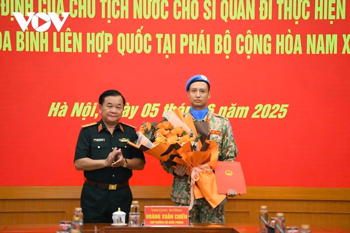 Thượng tướng Hoàng Xuân Chiến trao quyết định của Chủ tịch nước cho Thiếu tá Trần Viết Cường